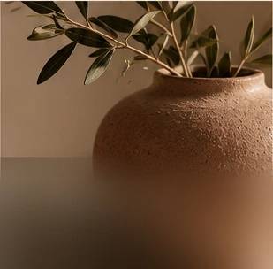 Vaso artesanal com ramos de oliveira