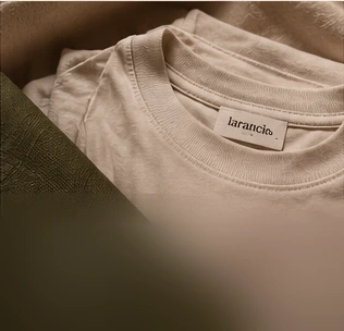 Roupas em tecido natural com etiqueta Larancio